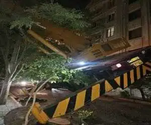 واژگونی جرثقیل 60 تنی در این خیابان تهران - عکس