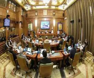 ویدیو - تنش در جلسه شورای شهر تهران: کنار زاکانی ایستادن هنر نیست آقای مهندس - انگیزه این همه دفاع از فساد و رانت را نمی فهمم