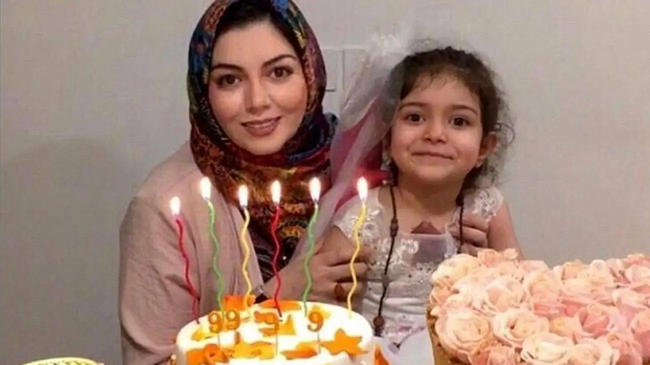 تصاویر  -  نگاهی غم انگیزچیدمان لاکچری حانه زنده یاد آزاده نامداری   -  از مبلمان خوشرنگ و آینه شمعدان تا گلدان هایی در قفسه کتابخانه ...و ویویی چشم نواز ...