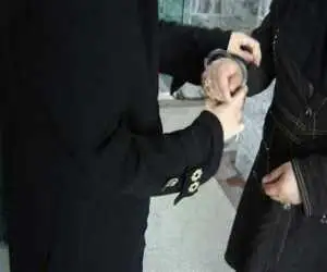 اعتراف پرستار زن به سرقت گردنبند طلا از مهمان سالمند  -  ویدئو
