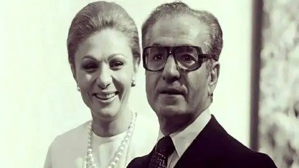 عکس سفر در زمان  -  فرح دیبا سوار بر موتور عهد بوقی وسط مردم  -  سال 1337؛ 