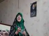 لحظه اهدای یک مدال خاص به مادر شهید رئیسی  -  ویدئو