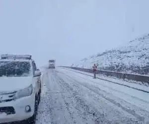 بارش شدید برف در این جاده؛ کار به برف روبی رسید + ویدئو