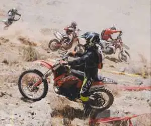 مسابقه موتورسواری جالب بانوان در کرمانشاه؛  همه زمین خوردند! + ویدئو  -   فقط یک نفر از خط پایان گذشت + ویدئو