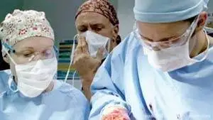 یک پرستار به خاطر حجاب اخراج شد؛ چه افرادی از او حمایت کردند؟