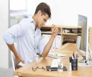 چند عادت  اشتباه در محیط کار که باعث کمردرد می شود