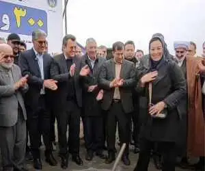 کلنگ  زنی یک خبرنگار در یک افتتاحیه + ویدیو