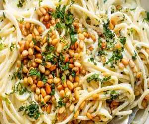 درست کردن اسپاگتی با سس ماست و دانه کاج