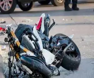 ویدیو  -  ویدیوی ناگوار از اقدام به قتل در خیابان؛ راننده شاسی بلند موتورسوار را زیر گرفت