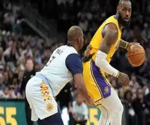 ویدیو  -  دست دادن خاص لبران جیمز با بازیکنان لیکرز