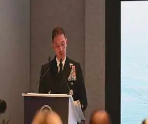 تصویر فرود هواپیمای برد کوپر فرمانده سنتکام به مسقط در محل مذاکره ایران و آمریکا