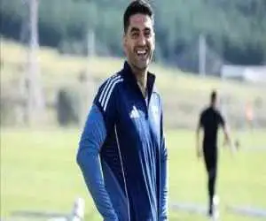 عکس -  علی کریمی پا به توپ شد