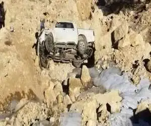 ویدیو  -  پرواز خودروی دنا و سقوط به دره ای در جاده چالوس با 3 کشته