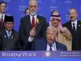ترامپ چکش طلایی را در جیب گذاشت و دزدید! + ویدئو  -  دزدی ترامپ مقابل دوربین ها  -  باز هم ترامپ یادگاری برد