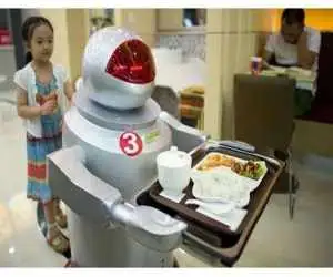 ویدیو  -   نسل جدید گارسون های هوشمند؛ وقتی ربات ها سفارش می گیرند