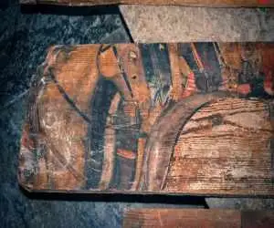 این کفپوش قدیمی زیرزمین یک تختۀ نقاشی 600 ساله بود  -  عکس