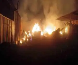 ویدیو  -  آتش سوزی یک کامیون کانتینربر در ایالت جارکند هند