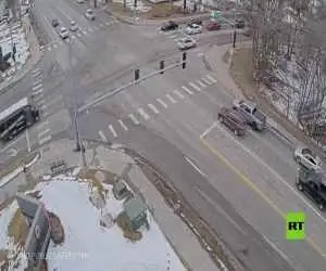 ویدیو  -  فرو رفتن یک خودرو بر اثر فرونشست در خیابان نبراسکای آمریکا