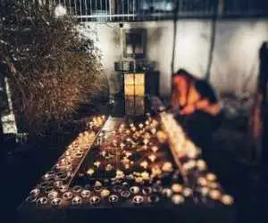 نه کاملاً سوگوارم و نه واقعاً زنده و این میان بودن فرسوده ام کرده است -  اگر شاد باشم احساس گناه می کنم و اگر اندوهگین باشم حس می کنم تسلیم شده ام