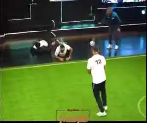 ویدیو  -  تکل زیر پای مجری برنامه تلویزیونی!