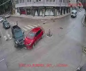 ویدیو  -  سقوط یک خودرو به رودخانه بعد از تصادف!