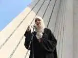 (ریم الوریمی) شاعر و فیلسوف تونسی در کنار برج آزادی سرود