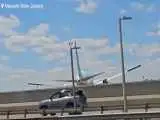 ویدیو  -  لحظه سقوط هواپیمای مسافربری روی سر کامیون باری بعد از برخورد با تیر چراغ هنگام فرود!