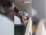 ویدیو  -  تصویری از بازمانده سقوط هواپیما؛ پرتاب شدن پسر جوان داخل راه پله آپارتمان