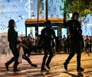 ویدیو  -  درگیری هواداران پاری سن ژرمن با پلیس پس از صعود به فینال لیگ قهرمانان
