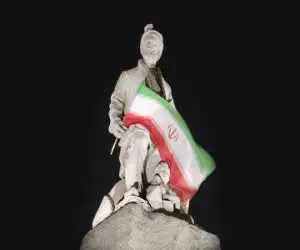 دهقان مردِ آزاده خفته در طوس، هنوز نگهبان دلیر وطن است