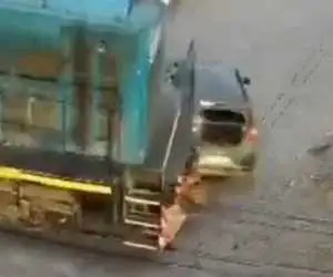 ویدیو  -  بهای توجه نداشتن به قانون؛ لحظه برخورد شدید قطار با یک خودرو
