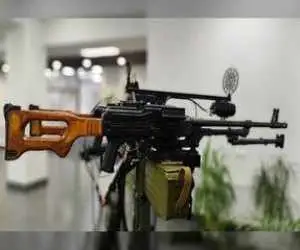 تصاویر  -  اقدام جالب در صداوسیما؛ حضور 3 مجری با اسلحه در 3 شبکه تلویزیون روی آنتن زنده!