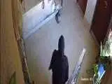 ویدیو  -  وقتی چوب خدا بر سر زن جوان فرود آمد؛ کارما فعال شد!