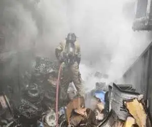 آتش سوزی در انبار لوازم یدکی خودرو -  جزئیات