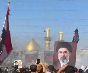 تصویر رهبر انقلاب در دستان عزاداران  طویریج کربلا
