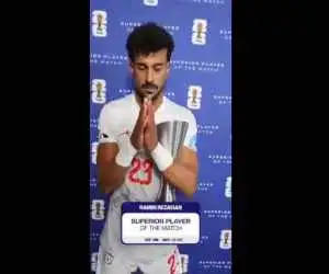 رفتار جالب رامین رضاییان هنگام دریافت جایزه بهترین بازیکن زمین  -  ویدئو