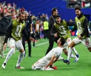 شادی بعد از گل شجاع خلیل زاده یک نفر را مصدوم کرد! + عکس