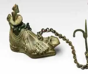 چراغی به شکل پا؛ راز نماد مسیحی در یک اثر 1600 ساله  -  عکس
