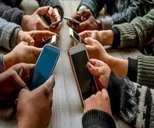 ویدیو  -  اقدام جالب در چین؛ خرد کردن گوشی کودکان در ملا عام!