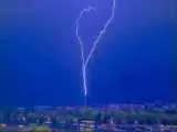 اصابت صاعقه به برج ایفل  -  ویدئو