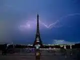 ویدیو  -  صحنه ای جالب از برخورد صاعقه به برج ایفل در فرانسه