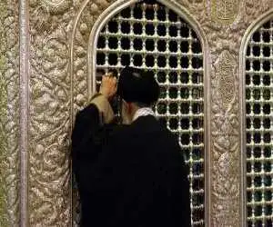 ویدیو  -  انتشار فیلمی از حضور رهبر شهید در حرم امام رضا (ع) برای اولین بار