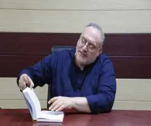 مورد توجه رهبر شهید بودم و حملات زیادی به من شد  -  باج نیوزها تهمت ناروا زدند