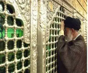ویدیو  -  لحظات ماندگار زیارت رهبر شهید انقلاب در حرم کریمه اهل بیت(س)
