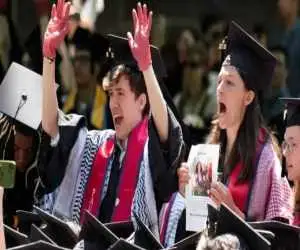 ویدیو  -  برداشتن چفیه فلسطینی از دوش یک دانش آموز هنگام دریافت مدرک فارغ التحصیلی