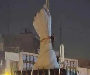 نصب المان (مشت گره کرده) در میدان انقلاب تهران -  عکس