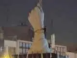 نصب المان (مشت گره کرده) در میدان انقلاب تهران -  عکس