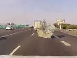ویدیو  -  خونسردی راننده جانش را نجات داد