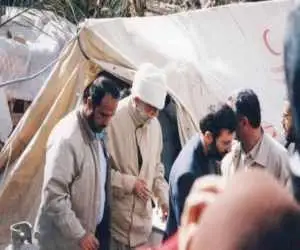 ویدیو  -  گوشه هایی از سفر رهبر شهید انقلاب به کرمان با لباس مبدل پس از زمین لرزه دی ماه 1382 شهر بم