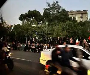 ویدیو  -  انتظار مردم برای باز شدن درهای مصلی تهران
